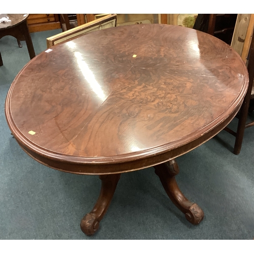 735 - A good Victorian mahogany tilt-top table on scroll feet. Est. £40 - £60.