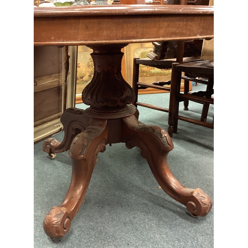 735 - A good Victorian mahogany tilt-top table on scroll feet. Est. £40 - £60.