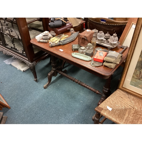 729 - A Victorian mahogany occasional table. Est. £30 - £50.