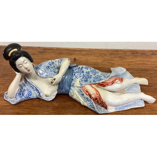 499A - A good Japanese figure of a lady in recumbent position. Est. £20 - £30.