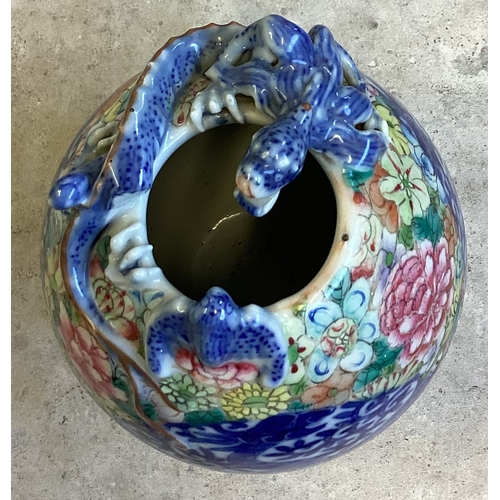 402 - A good decorative Chinese vase decorated in bright colours. Marked to base. Est. £50 - £80.