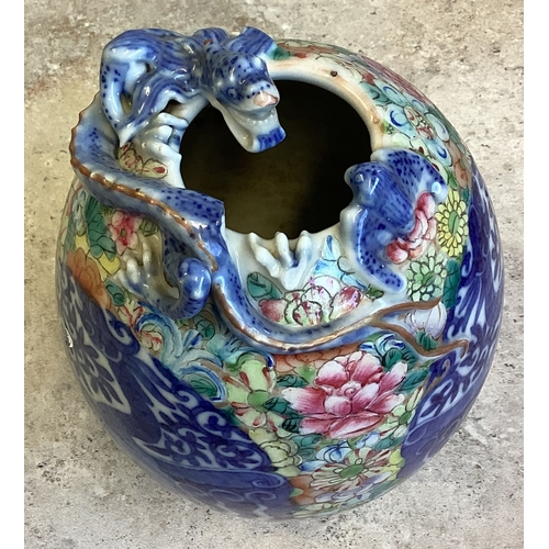 402 - A good decorative Chinese vase decorated in bright colours. Marked to base. Est. £50 - £80.