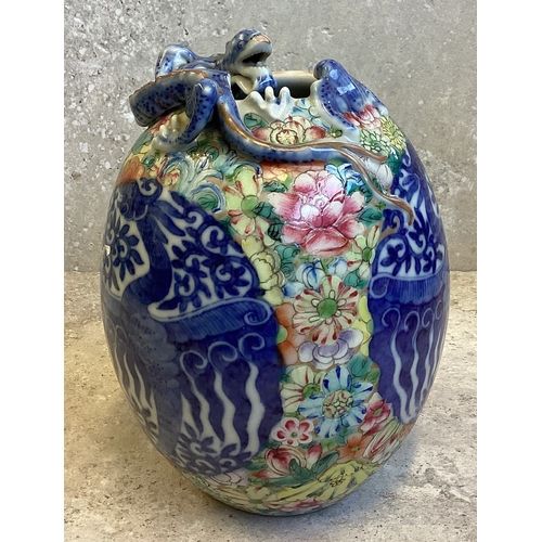 402 - A good decorative Chinese vase decorated in bright colours. Marked to base. Est. £50 - £80.