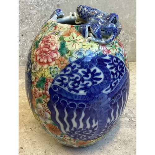 402 - A good decorative Chinese vase decorated in bright colours. Marked to base. Est. £50 - £80.