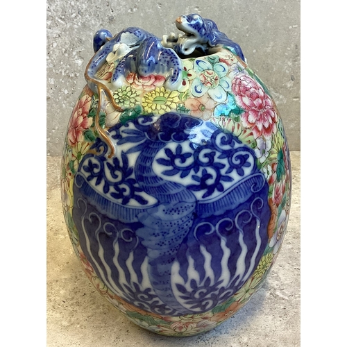 402 - A good decorative Chinese vase decorated in bright colours. Marked to base. Est. £50 - £80.