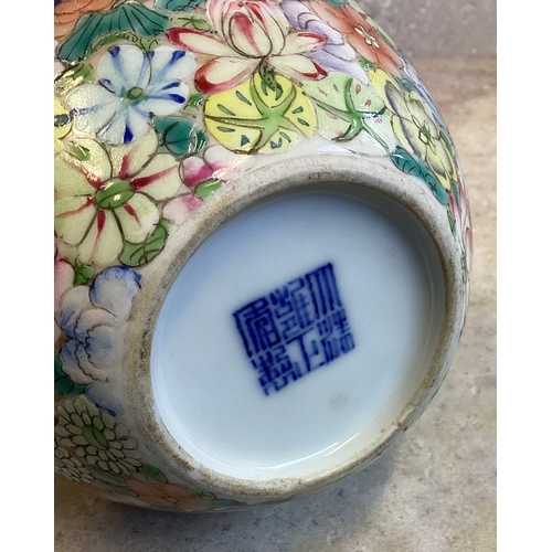 402 - A good decorative Chinese vase decorated in bright colours. Marked to base. Est. £50 - £80.