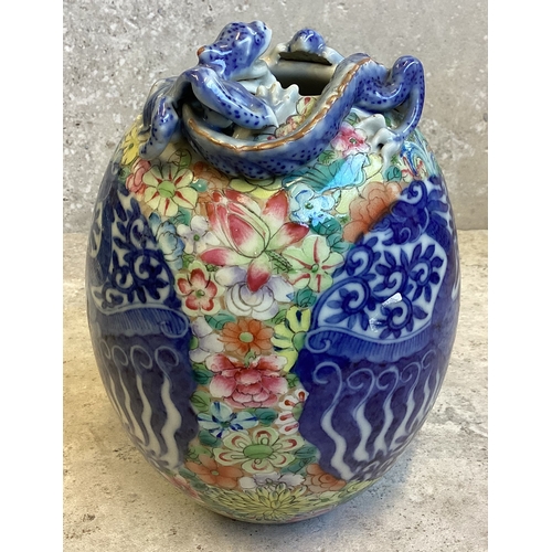 402 - A good decorative Chinese vase decorated in bright colours. Marked to base. Est. £50 - £80.