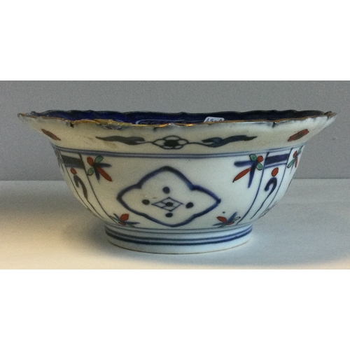 496A - A decorative Oriental bowl with gilt edge. Marked to base. Approx. 16.5 cms diameter. Est. £10 - £20... 