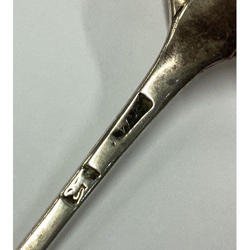 101 - An 18th Century silver moat spoon. Marked verso. Approx. 13 grams. Est. £80 - £120.