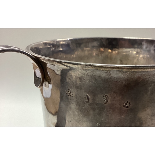 107 - A large 17th / 18th Century Queen Anne silver porringer. Fully marked to side. By William Payne. App... 