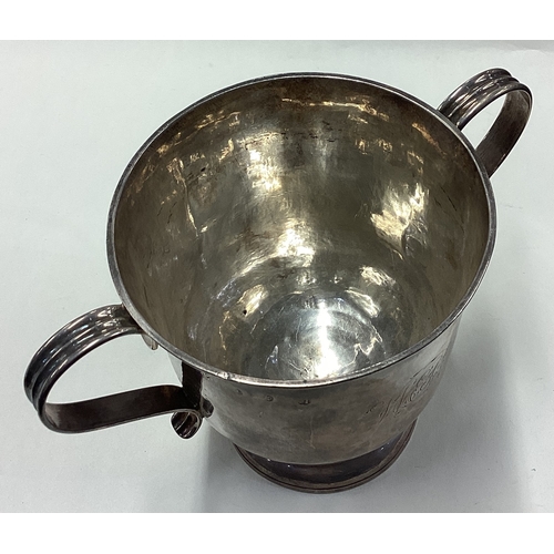 107 - A large 17th / 18th Century Queen Anne silver porringer. Fully marked to side. By William Payne. App... 