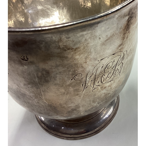 107 - A large 17th / 18th Century Queen Anne silver porringer. Fully marked to side. By William Payne. App... 