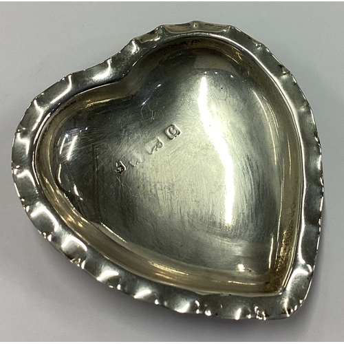 129 - A heart-shaped silver dish. Birmingham 1902. Approx. 18 grams. Est. £30 - £40.