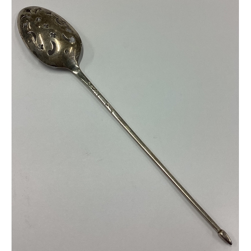 136 - An 18th Century silver moat spoon. Marked verso. Approx. 5 grams. Est. £80 - £120.