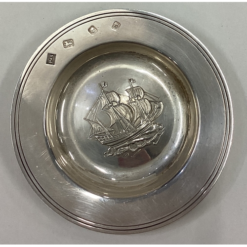 141 - A small silver armada dish with boat decoration. Approx. 60 grams. Est. £20 - £30.