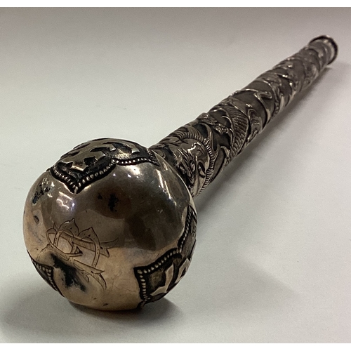 158 - A large 19th Century Chinese export silver parasol handle. Approx. 80 grams. Est. £150 - £200.