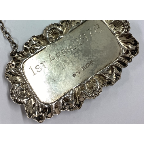 165 - A large American silver wine label for 'Sherry'. Approx. 15 grams. Est. £20 - £30.