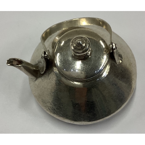 166 - An Antique 18th Century Dutch silver toy kettle. Maker's mark struck twice. Approx. 32 grams. Est. £... 