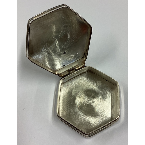 173 - A silver pill box bearing English import marks. Approx. 14 grams. Est. £10 - £20.