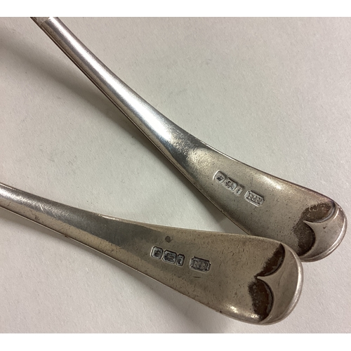 184 - A heavy pair of silver OE pattern sauce ladles. London. Approx. 145 grams. Est. £60 - £80.