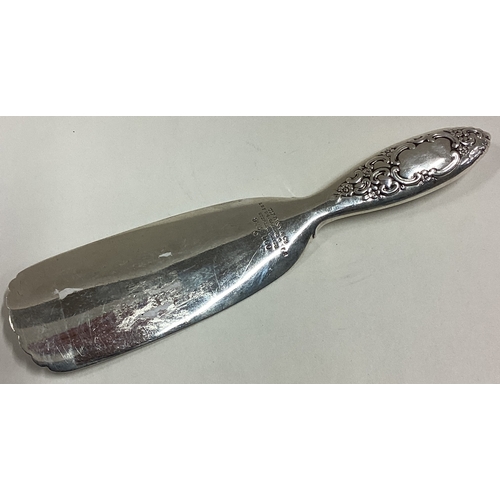 217 - A silver shoe horn. Circa 1900. By Tiffany & Co. Approx. 54 grams. Est. £100 - £150.