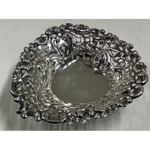 223 - A heart-shaped Victorian silver dish. Birmingham 1894. Approx. 22 grams. Est. £30 - £40.