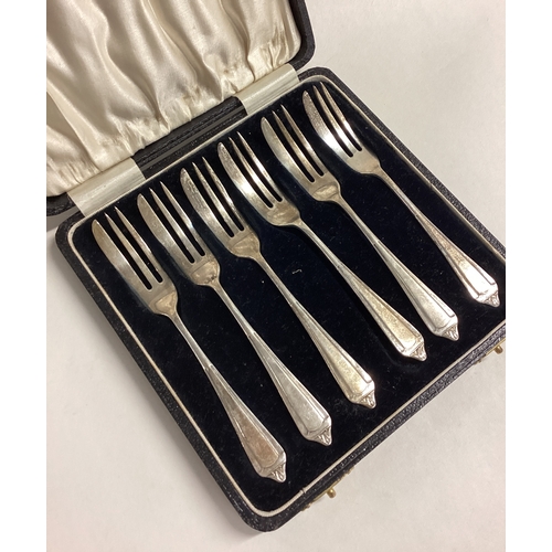 232 - A boxed set of six silver cake forks. Birmingham. Approx. 120 grams. Est. £50 - £80.