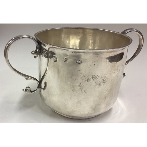 237 - A 17th Century silver porringer. Fully marked. London 1689. By William Mathew.. Approx. 200 grams. E... 