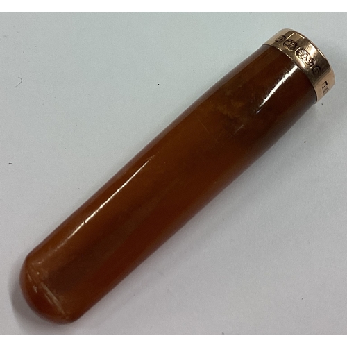 241 - A 9 carat gold mounted cheroot holder. Approx. 5 grams. Est. £20 - £30.