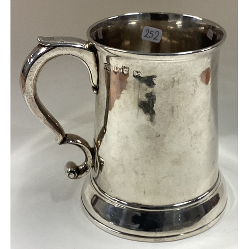 252 - A large and heavy George III silver pint mug. Fully marked to body. By Fuller White. Approx. 374 gra... 