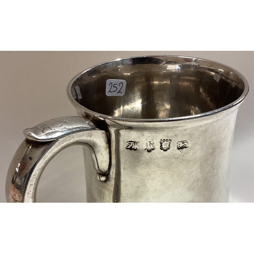 252 - A large and heavy George III silver pint mug. Fully marked to body. By Fuller White. Approx. 374 gra... 