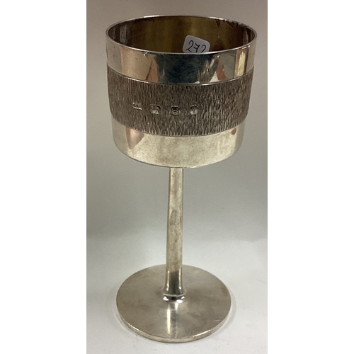 272 - A large Modernistic silver wine flute with bark finish. London 1981. Approx. 177 grams. Est. £200 - ... 