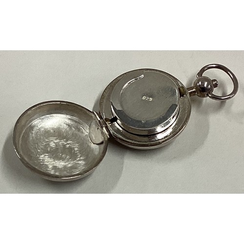 285 - A Sterling silver sovereign case. Approx. 25 grams. Est. £30 - £40.