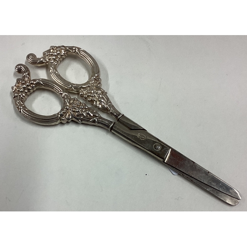 295 - A pair of Sterling silver handled scissors with grape and vine decoration. Approx. 77 grams. Est. £4... 