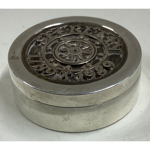 313 - A rare Modernistic silver snuff box with lift-off cover decorated with ship's wheel. London 1970. By... 