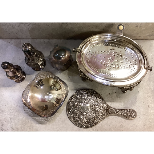 333 - A good collection of silver plated wares. Est. £20 - £30.