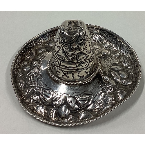 336 - A Mexican silver model of a sombrero. Approx. 17 grams. Est. £15 - £20.