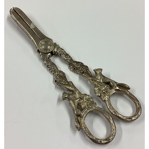 346 - A pair of silver grape scissors cast with foxes decorated with grapes and vines. Approx. 127 grams. ... 