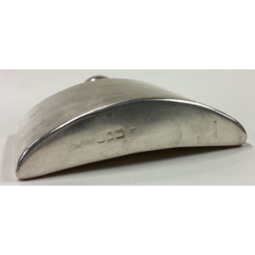 356 - A curved silver hip flask with screw-top cover. London 1905. Approx. 134 grams. Est. £200 - £300.