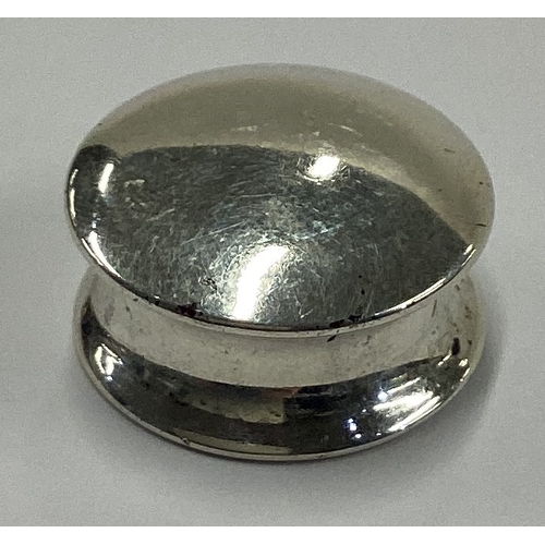 361 - A silver pill box. Marked to base. Birmingham 1903. By TH. Approx. 10 grams. Est. £15 - £20.