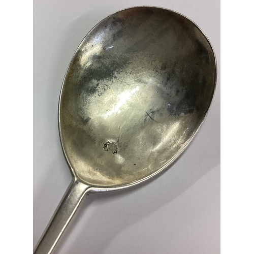 366 - An early 17th Century silver lion sejant spoon. London 1609. Approx. 44 grams. Est. £2000 - £3000.