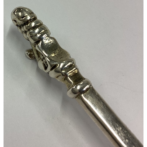 366 - An early 17th Century silver lion sejant spoon. London 1609. Approx. 44 grams. Est. £2000 - £3000.