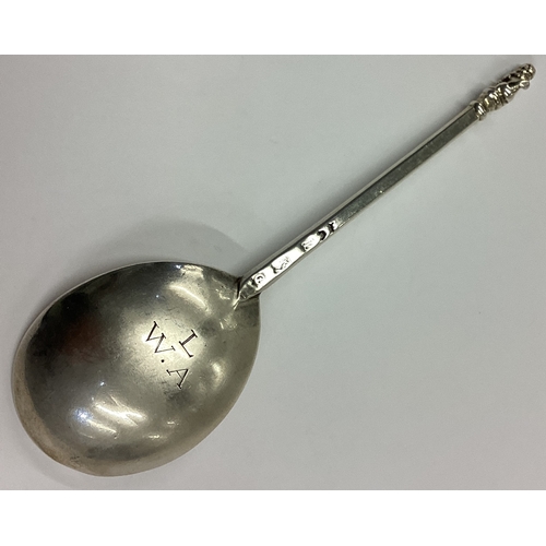 366 - An early 17th Century silver lion sejant spoon. London 1609. Approx. 44 grams. Est. £2000 - £3000.