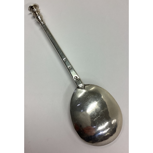 369 - A fine early silver spoon. London 1670. By Jeremy Jackson. Approx. 48 grams. Est. £800 - £1200.