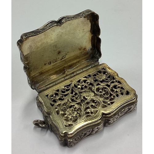 380 - A William IV silver vinaigrette with rare opening. Birmingham 1837. By Nathaniel Mills. Approx. 6 gr... 