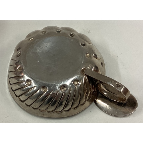 392 - A 19th Century French silver wine taster. Marked to handle. Approx. 56 grams. Est. £100 - £150.