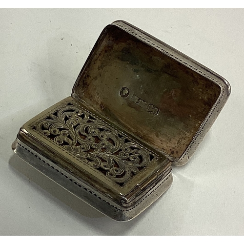 401 - A good Georgian silver vinaigrette with pierced grille. Birmingham. By Nathaniel Mills. Approx. 17 g... 