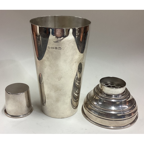 407 - A silver cocktail shaker. Sheffield. By Richard Comyns. Approx. 422 grams. Est. £800 - £1200.