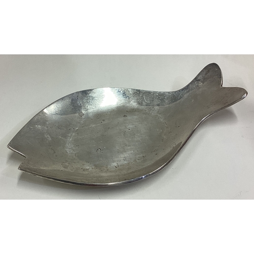 444 - A novelty silver fish-shaped dish. Marked to base. Approx. 137 grams. Est. £200 - £300.