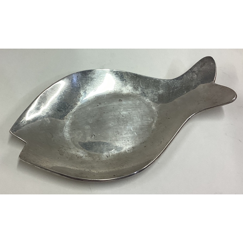 444 - A novelty silver fish-shaped dish. Marked to base. Approx. 137 grams. Est. £200 - £300.